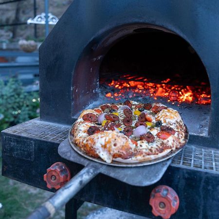 Stayvista At Floradale W Jacuzzi & Wood-Fire Pizza Касаули Экстерьер фото