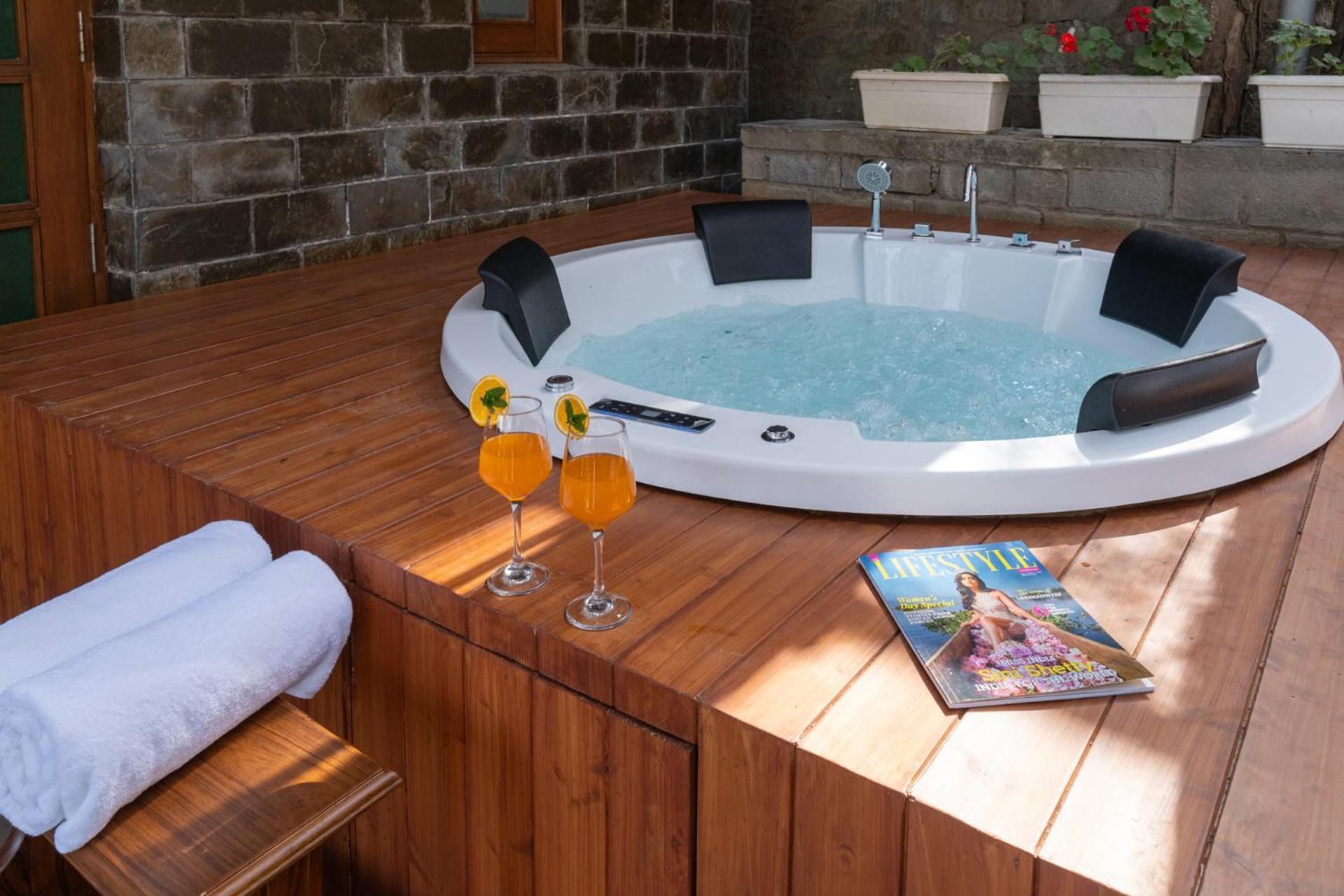 Stayvista At Floradale W Jacuzzi & Wood-Fire Pizza Касаули Экстерьер фото