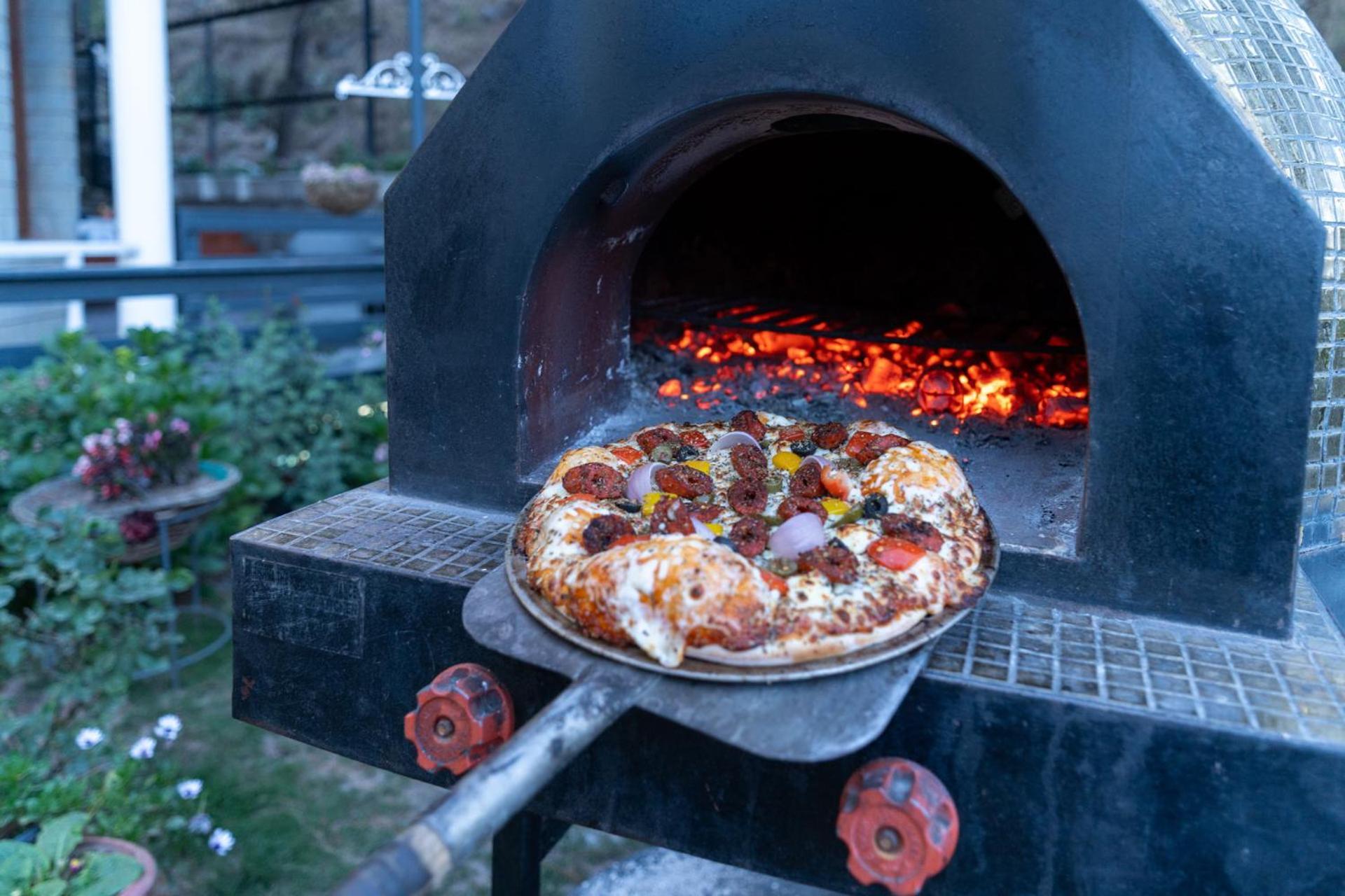 Stayvista At Floradale W Jacuzzi & Wood-Fire Pizza Касаули Экстерьер фото